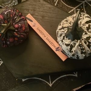 Elizabeth Mott Smooth Shadow eye pencil duo